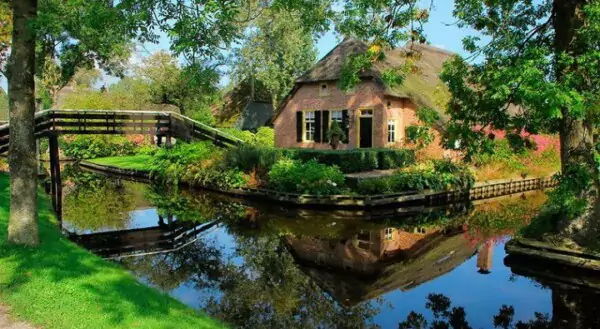 Будинок біля озера