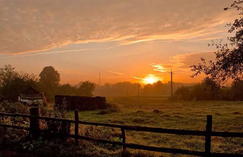 Спокійне село на заході сонця